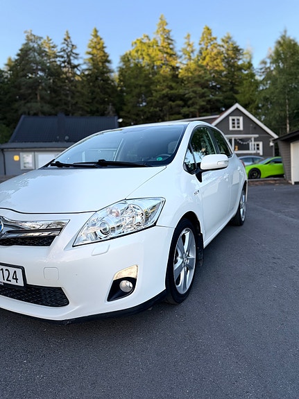 Toyota Auris 2 of 5
