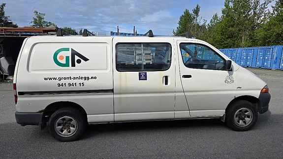 Toyota HiAce 3 of 5