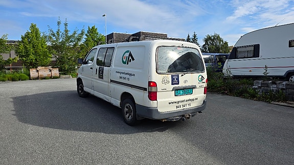 Toyota HiAce 2 of 5