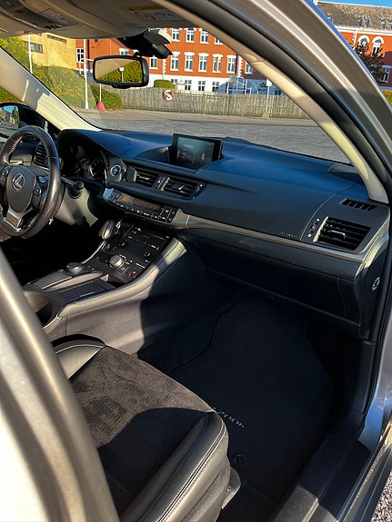 Lexus CT200h 11 of 30