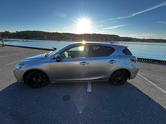 Lexus CT200h 2 of 30