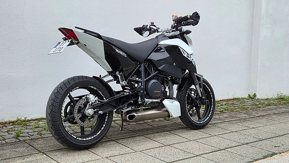 KTM Duke 690 Supermoto 3 of 5