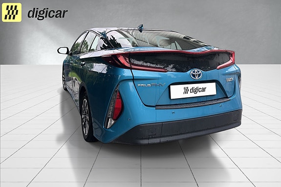 Toyota Prius Plug-in Hybrid 3 of 5