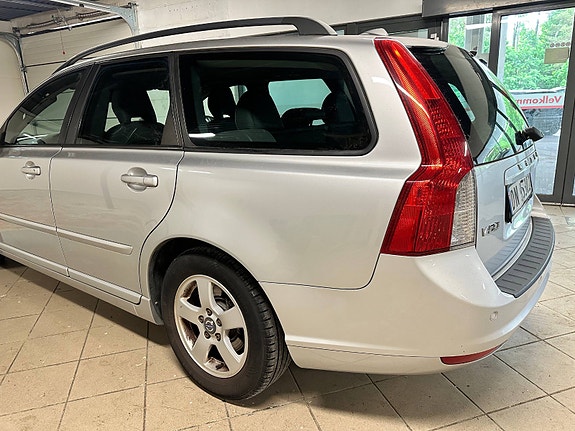 Volvo V50 3 of 5