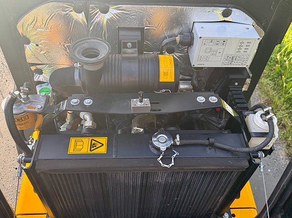 JCB 403 11 of 13