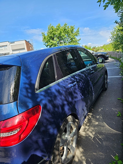 Mercedes-Benz B180 4 of 5