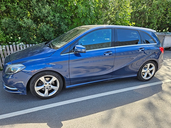 Mercedes-Benz B180 2 of 5