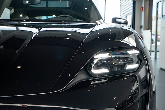 Porsche Taycan Sport Turismo 3 of 5