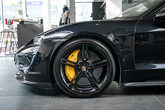 Porsche Taycan Sport Turismo 4 of 5