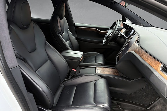 Tesla Model X 12 of 20