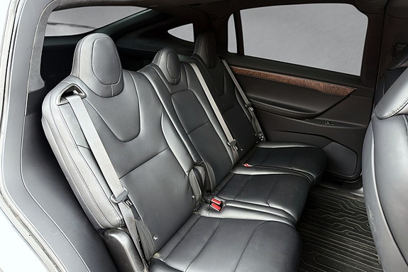 Tesla Model X 19 of 20