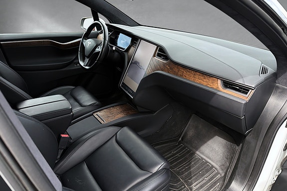 Tesla Model X 11 of 20