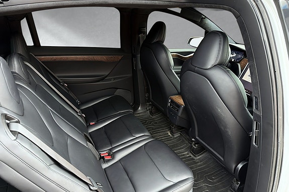 Tesla Model X 18 of 20