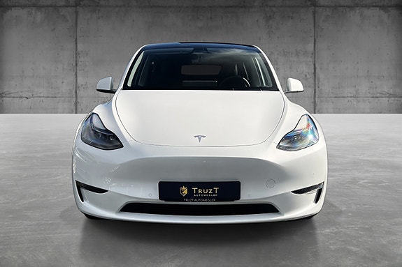 Tesla Model Y 4 of 5