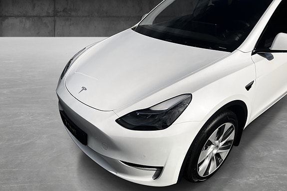 Tesla Model Y 3 of 5