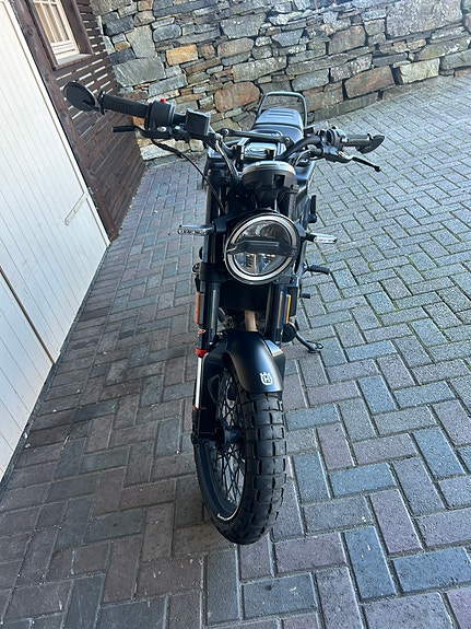 Husqvarna Svartpilen 125 2 of 5