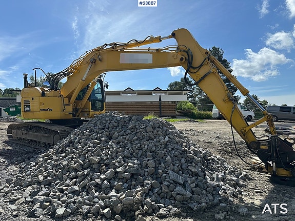 Komatsu PC228 LC-8 gravemaskin med tilt, pusseskuffe og GPS 3 of 5