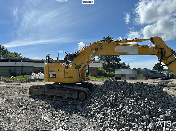 Komatsu PC228 LC-8 gravemaskin med tilt, pusseskuffe og GPS 2 of 5