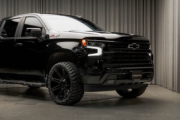 Chevrolet Silverado 3 of 5