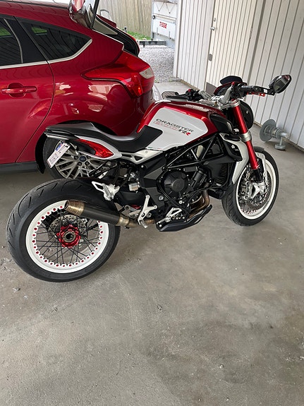 MV Agusta Brutale 800 Dragster 2 of 5