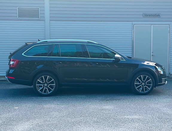 Skoda Octavia Scout 3 of 5