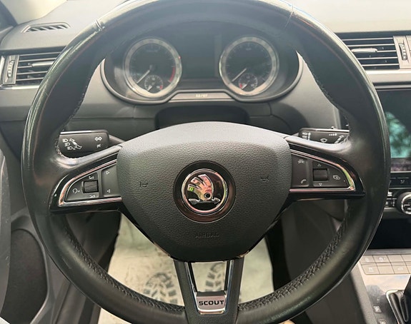 Skoda Octavia Scout 11 of 23