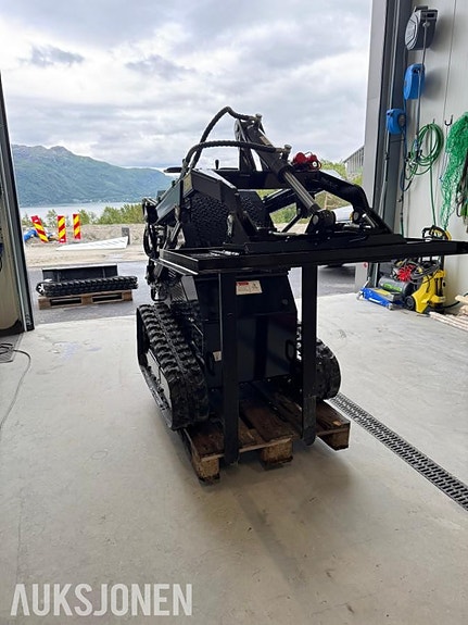 Andre JSS320 Skid Loader 3 of 5