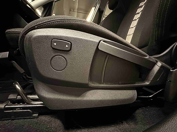 BMW 214d 27 of 30