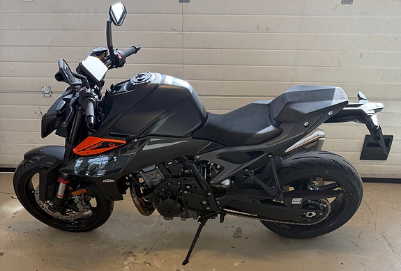 KTM 990 Duke 2 of 5