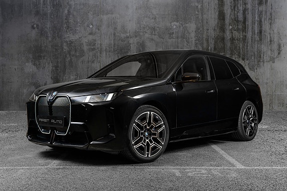 BMW iX 2 of 5