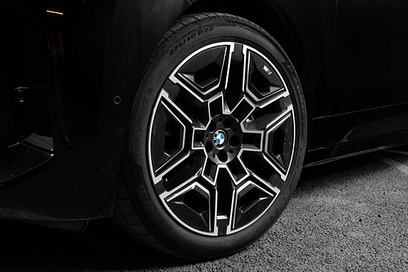BMW iX 4 of 5