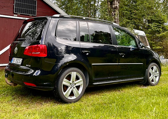 Volkswagen Touran 2 of 5