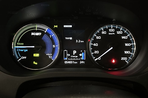 Digitalt dashbord viser fart, ladestatus og kjøredata klart.