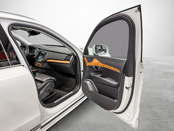 Volvo XC90 16 of 28