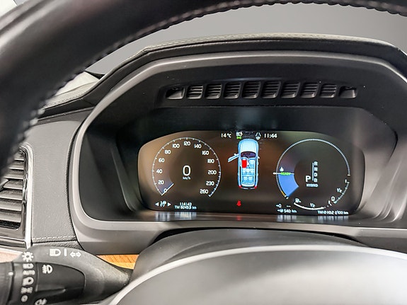 Volvo XC90 13 of 28