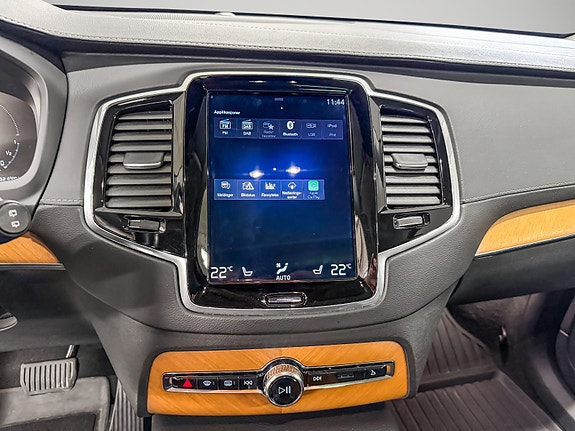 Volvo XC90 14 of 28