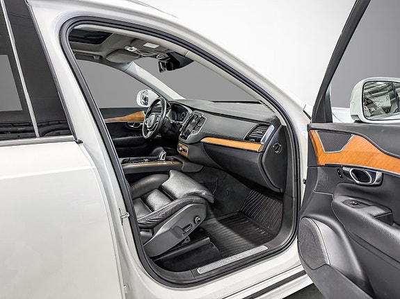 Volvo XC90 17 of 28