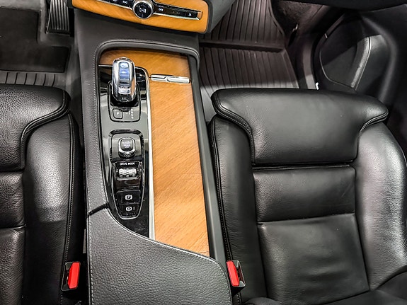 Volvo XC90 15 of 28