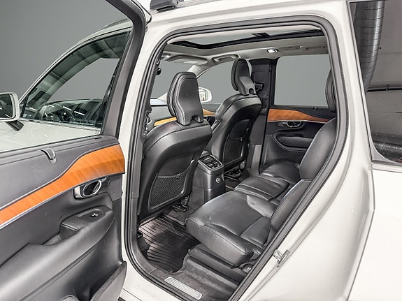 Volvo XC90 19 of 28
