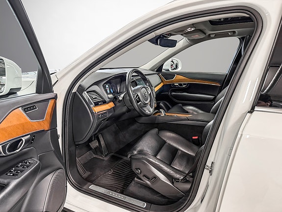 Volvo XC90 9 of 28