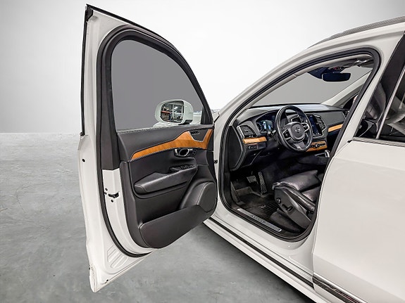 Volvo XC90 8 of 28