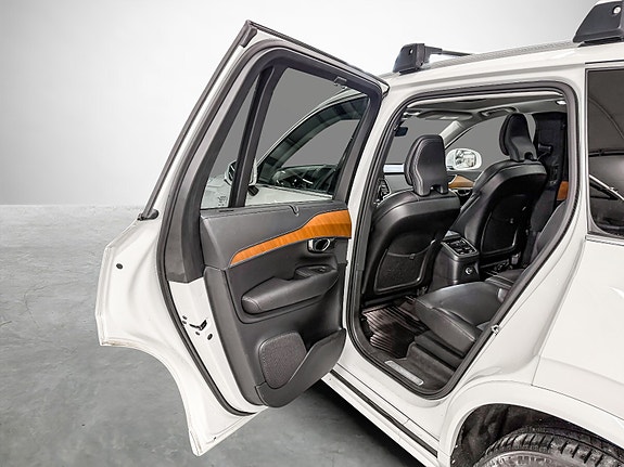 Volvo XC90 18 of 28