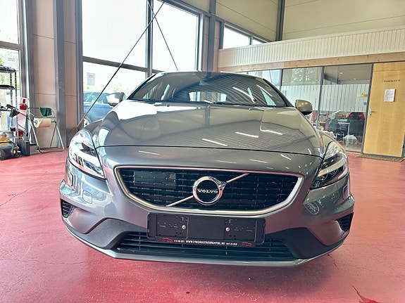 Volvo V40 2 of 5