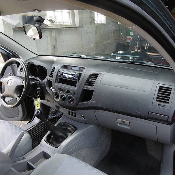 Toyota HiLux 23 of 27
