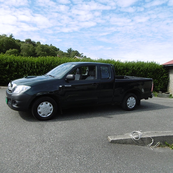 Toyota HiLux 2 of 27