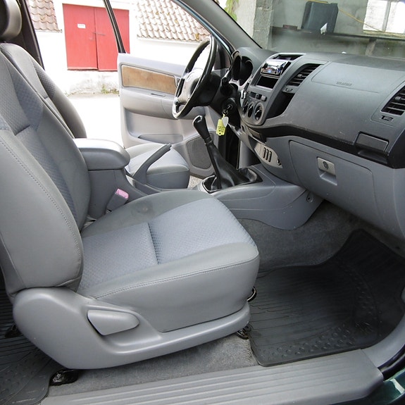Toyota HiLux 21 of 27