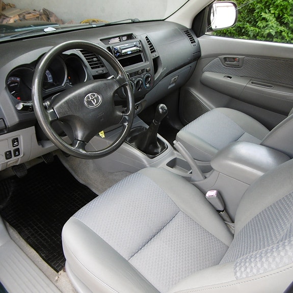 Toyota HiLux 18 of 27