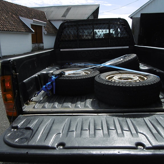 Toyota HiLux 16 of 27