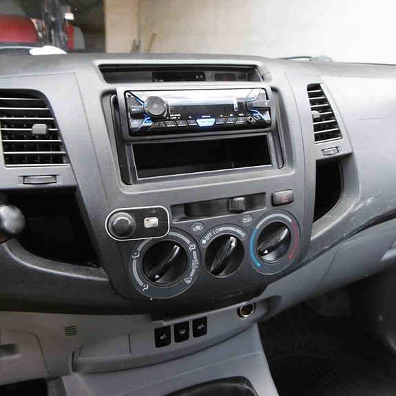 Toyota HiLux 25 of 27