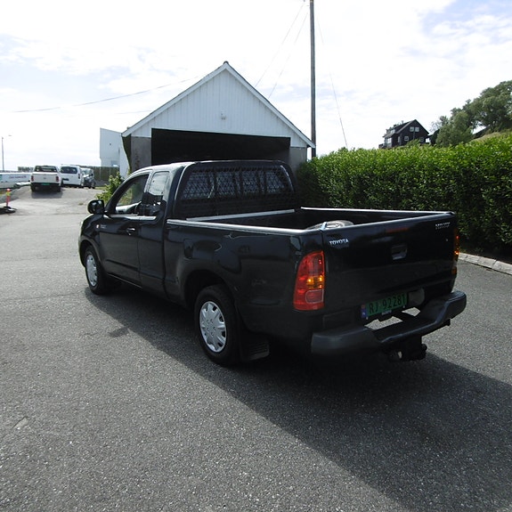 Toyota HiLux 3 of 27